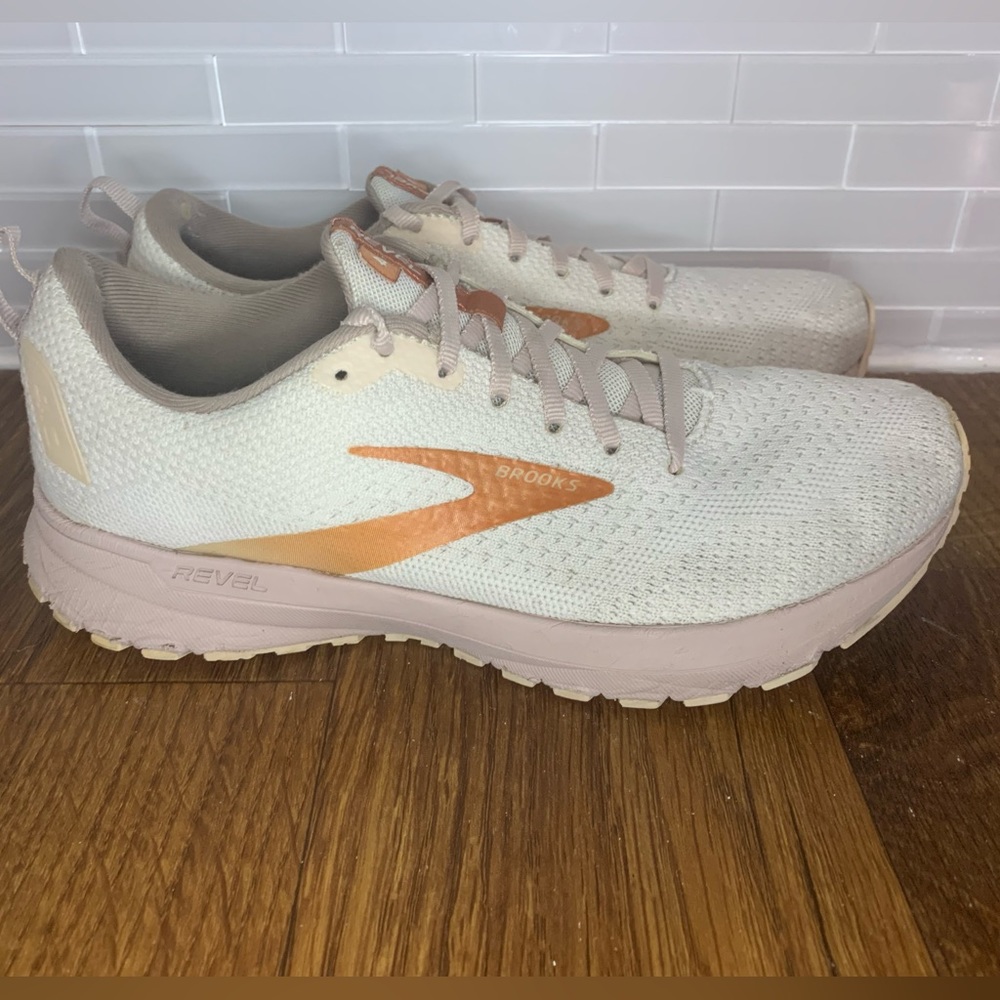 Brooks Revel 4 White and Pink Women’s Size 8.5